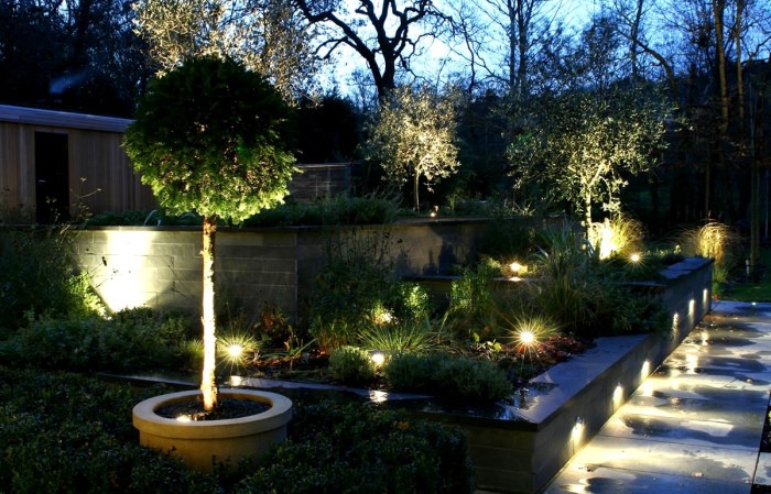 Nếu bạn muốn mang lại sự sang trọng cho khu vườn của mình, đèn trang trí sân vườn cao cấp là giải pháp hoàn hảo cho bạn. Sử dụng những chiếc đèn hoa quả sang trọng hoặc nhiều đèn tạo hình mạ vàng, bạn sẽ có một khu vườn tuyệt đẹp và ấn tượng.